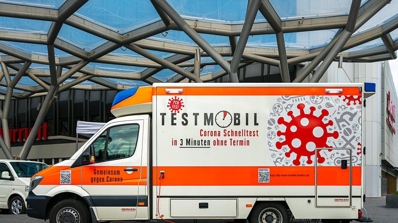 Eine mobile Test-Station steht vor einem Hotel in Frankfurt am Main (Symbolbild): Die gemeldeten Infektionszahlen sind im Vergleich zum Vortag leicht gefallen.
