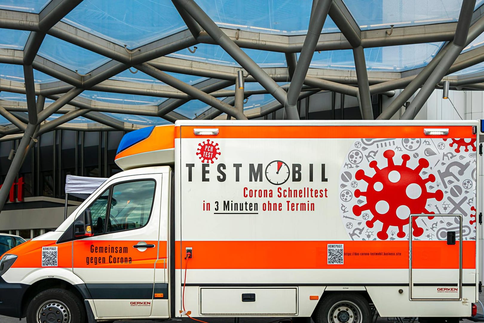 Eine mobile Test-Station steht vor einem Hotel in Frankfurt am Main (Symbolbild): Die gemeldeten Infektionszahlen sind im Vergleich zum Vortag leicht gefallen.