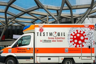 Eine mobile Test-Station steht vor einem Hotel in Frankfurt am Main (Symbolbild): Die gemeldeten Infektionszahlen sind im Vergleich zum Vortag leicht gefallen.