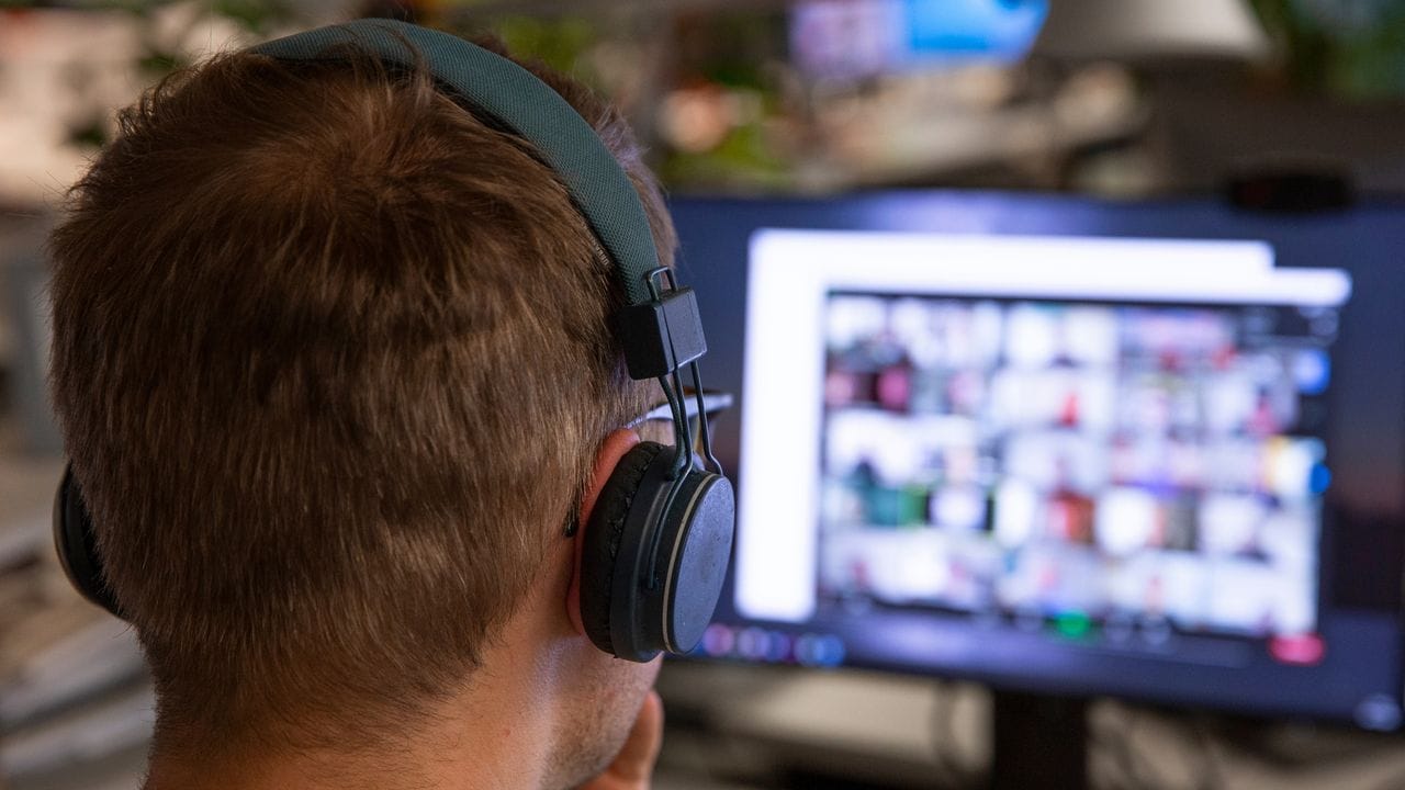 Wer Meetingteilnehmer in einem Online-Termin bei der Stange halten will, muss sie in den Ablauf involvieren. Wer Meetingteilnehmer in einem Online-Termin bei der Stange halten will, muss sie in den Ablauf involvieren.