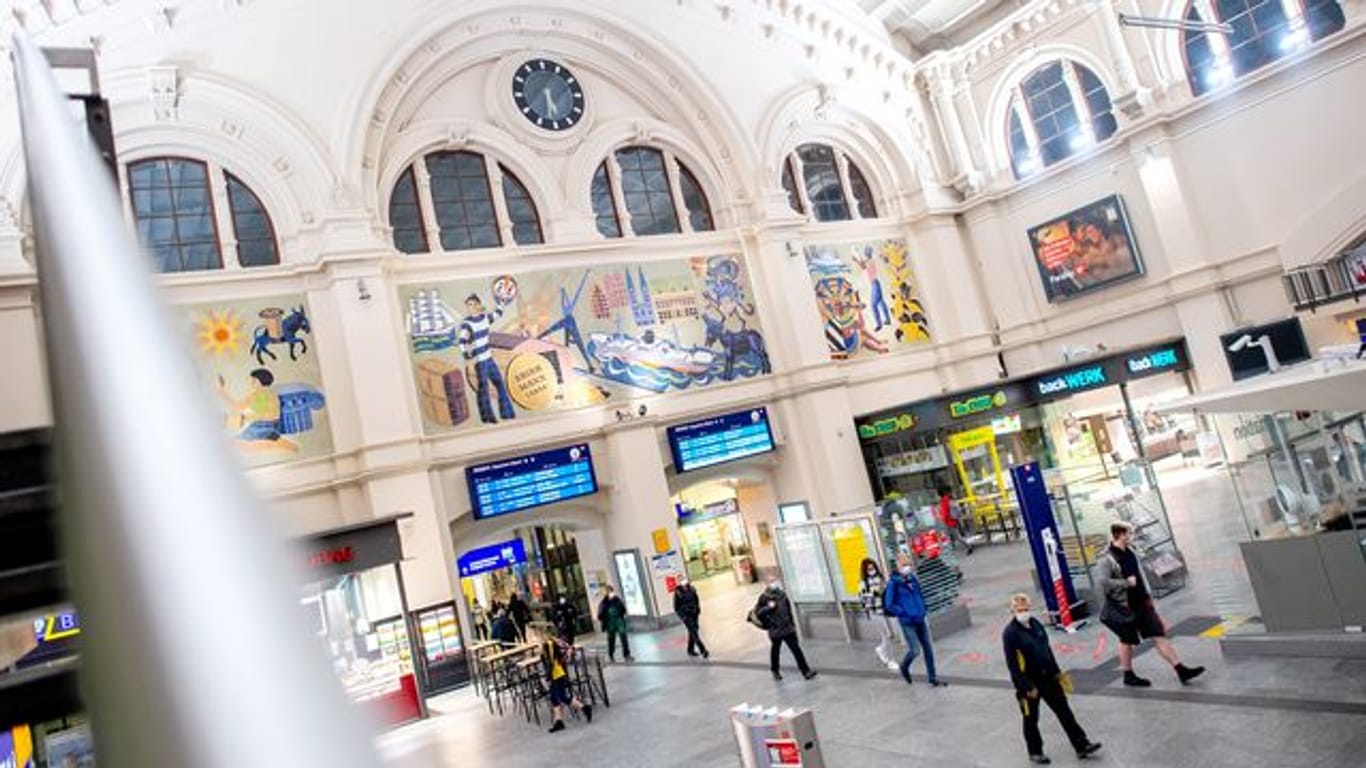Reisende gehen durch die Eingangshalle im Hauptbahnhof (Archivbild): Auch stärkere Kontrollen sollen für mehr Sicherheit am Bahnhof sorgen.