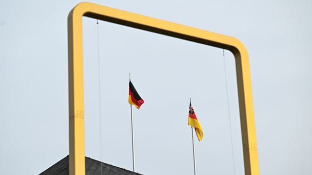 Kunstwerk vor Landtag Rheinland-Pfalz