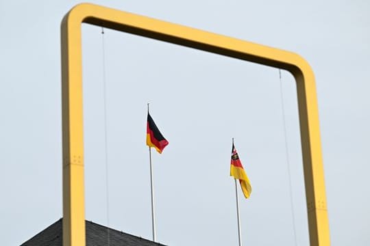 Kunstwerk vor Landtag Rheinland-Pfalz