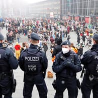 Polizisten beobachten Jecken und Narren im Kostüm bei der Sessionseröffnung des Kölner Karneval in der Innenstadt: 1.000 Beamte waren vor Ort.