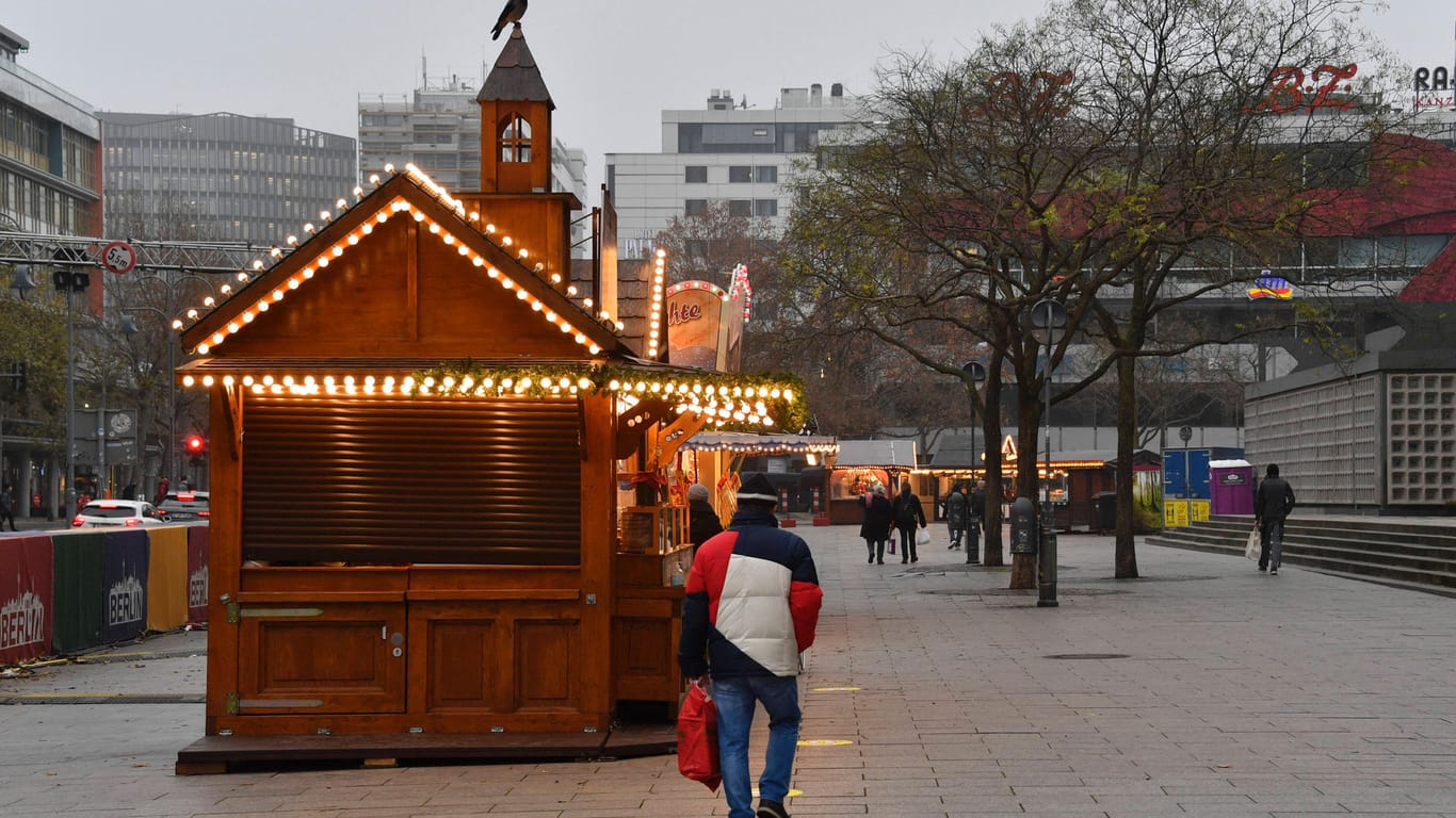Leere Weihnachtsmarktstände im Winter 2020: Drohen uns auch dieses Jahr wieder Kontaktbeschränkungen?