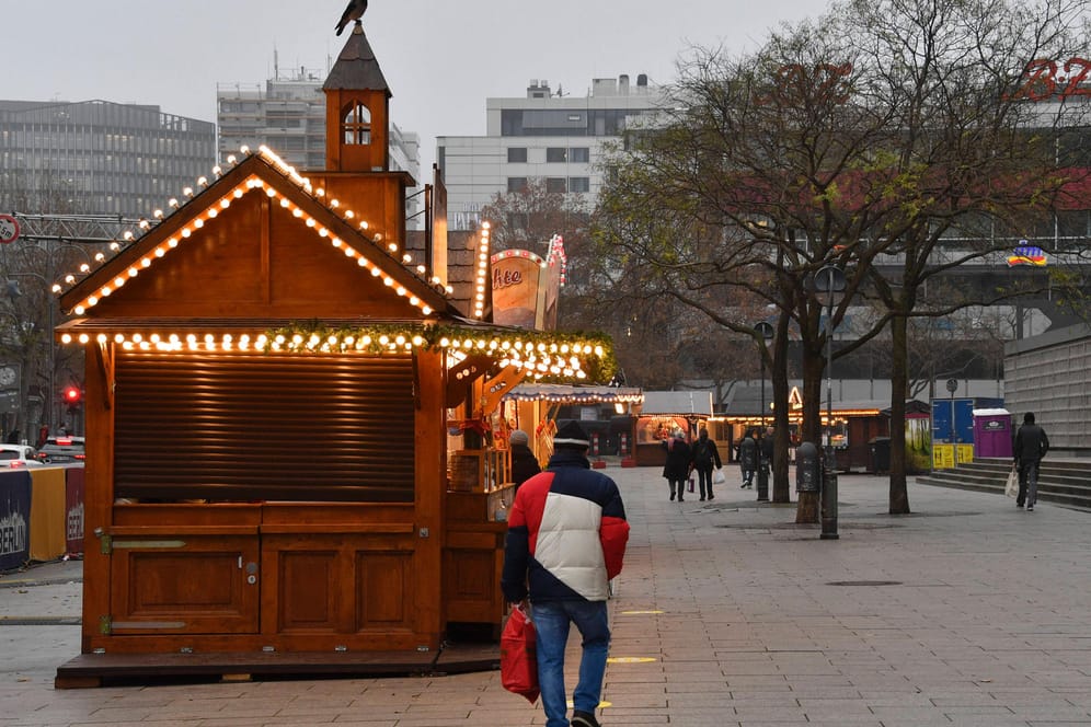 Leere Weihnachtsmarktstände im Winter 2020: Drohen uns auch dieses Jahr wieder Kontaktbeschränkungen?