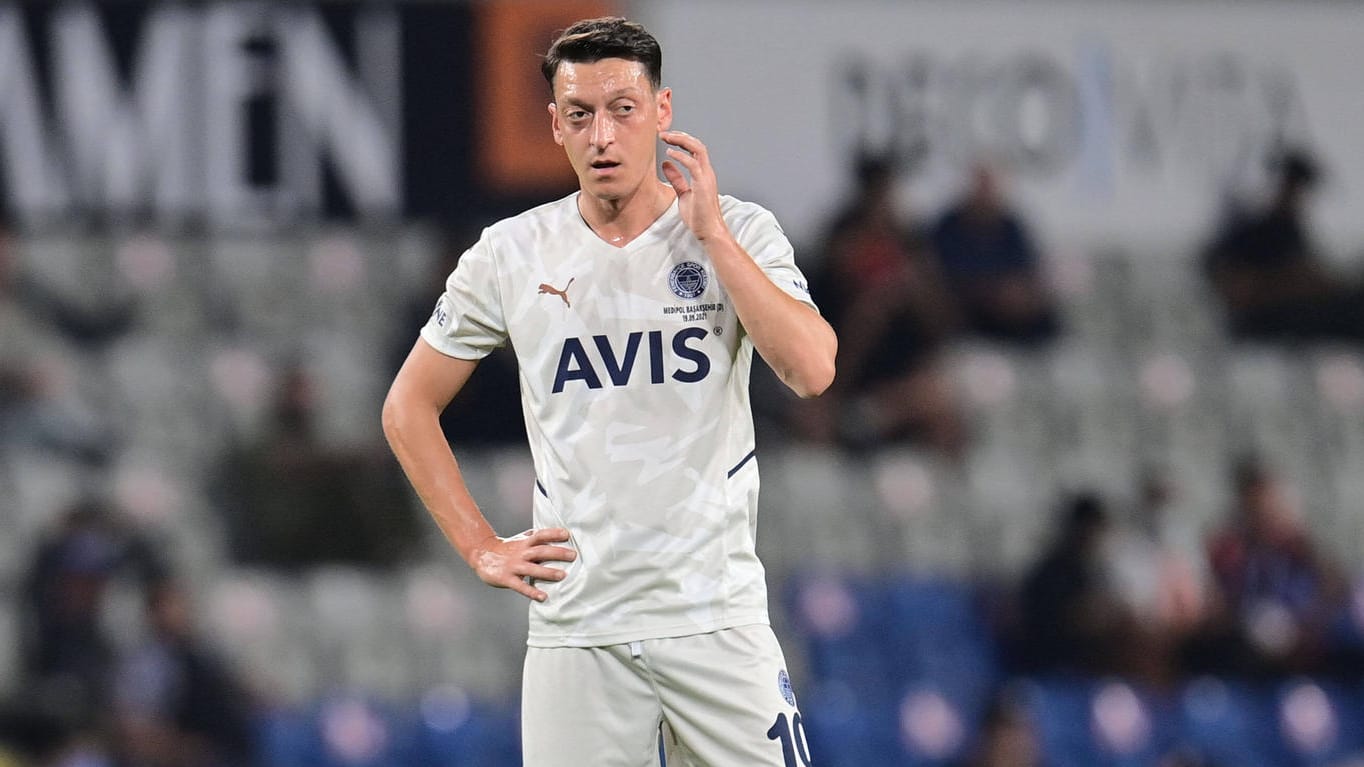 Mesut Özil: Der Weltmeister von 2014 hat seit seinem Wechsel vom FC Arsenal einen schweren Stand bei Fenerbahce Istanbul. Mesut Özil: Der Weltmeister von 2014 hat seit seinem Wechsel vom FC Arsenal einen schweren Stand bei Fenerbahce Istanbul.