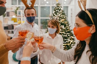 Weihnachtsfeier im Büro (Symbolbild): Sind solche Feiern bei steigenden Corona-Zahlen angebracht? Die Wirtschaftsweise Monika Schnitzer meint, nein.