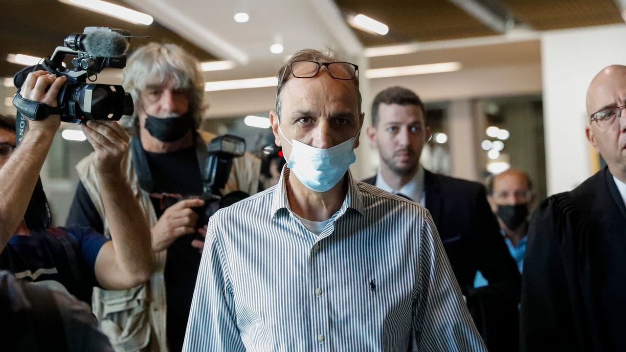 Shmulik Peleg, Großvater von Eitan, Überlebender des Seilbahnunglücks vom Lago Maggiore, trifft im Gericht ein. Shmulik Peleg, Großvater von Eitan, Überlebender des Seilbahnunglücks vom Lago Maggiore, trifft im Gericht ein.