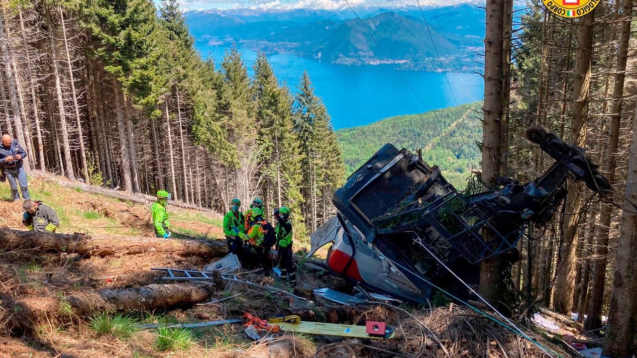 Im mutmaßlichen Entführungsfall um den Jungen Eitan, den einzigen Überlebenden der Seilbahn-Katastrophe vom Lago Maggiore, wehrt sich die Familie um den Großvater mütterlicherseits gegen die Rückführung des Jungen nach Italien. Im mutmaßlichen Entführungsfall um den Jungen Eitan, den einzigen Überlebenden der Seilbahn-Katastrophe vom Lago Maggiore, wehrt sich die Familie um den Großvater mütterlicherseits gegen die Rückführung des Jungen nach Italien.