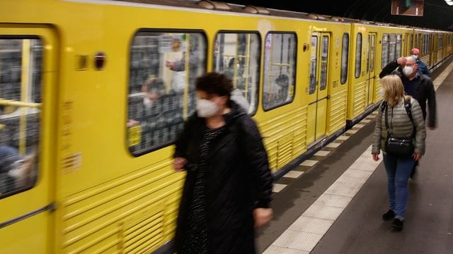 Fahrgäste gehen auf dem Bahnsteig zu einer U-Bahn (Symbolbild): Ein Mann wurde auf ein Gleisbett geschubst.