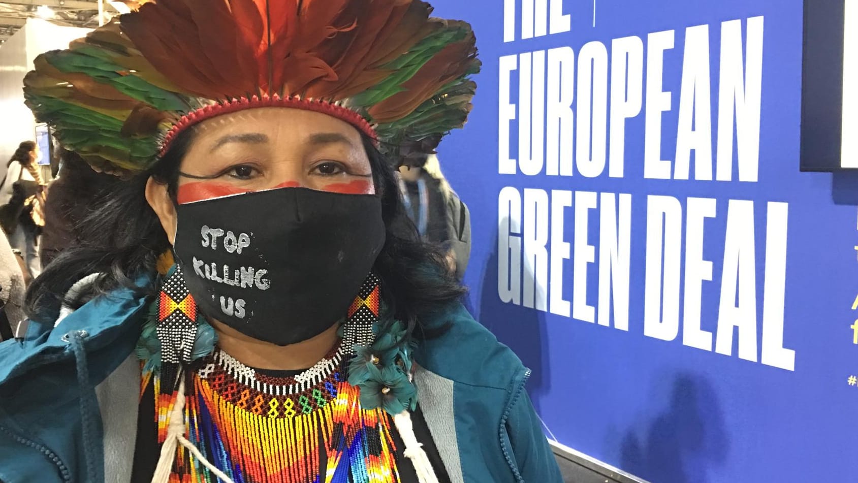 Telma Taurepang in einer von zig Messehallen der COP26: Sie kommt aus Brasilien, einem der Länder, in dem Umweltschützer – vor allem aus indigenen Gruppen – besonders starker Gewalt ausgesetzt sind.