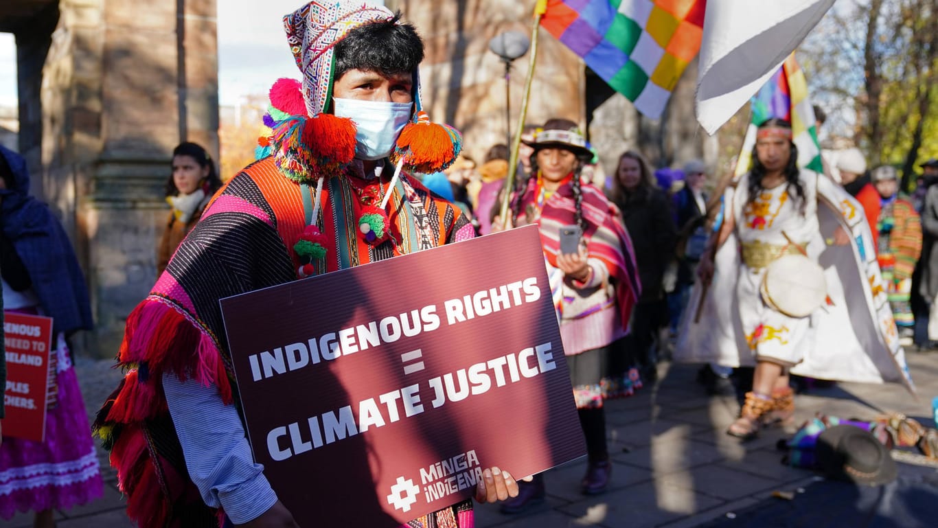Ein Mann aus Bolivien protestiert anlässlich der COP26 in Glasgow (Symbolbild): Bei der Großdemo der Zivilgesellschaft am ersten Wochenende der Konferenz kamen mehr als Hunderttausend Menschen zusammen. Ganz vorne: Vertreterinnen und Vertreter indigener Völker aus aller Welt.