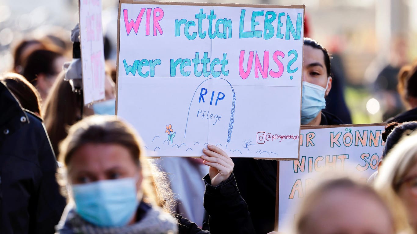 "Wir retten Leben, wer rettet uns?", steht auf einem Protestschild: In Köln legten die Beschäftigten der Uniklinik Köln am 9. November die Arbeit nieder.