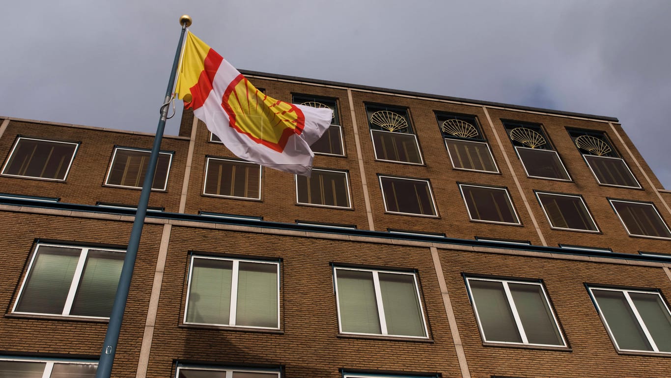Der Hauptsitz des Öl- und Gaskonzerns Shell in Den Haag (Symbolfoto): Auch Shell setzt neben seiner klimaschädlichen Haupttätigkeit auf die Finanzierung von Projekte, die als nachhaltig gelten – für Klima und Image.