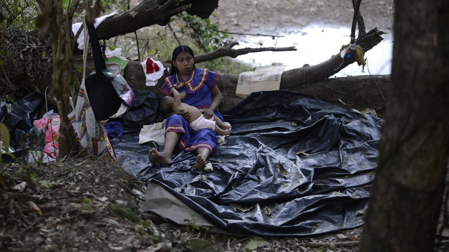 Eine junge Frau des Ngabe Bugle Volkes in Panama stillt ihr Baby in einem provisorischen Lager (Symbobild): Der Bau des Barro Blaco Staudamms hat zur Überflutung wichtiger Teile des Gebietes der indigenen Gemeinschaft geführt. Der Damm wurde mehrere Jahre lang als Offset-Projekt geführt, inzwischen gilt er nicht mehr als nachhaltig.