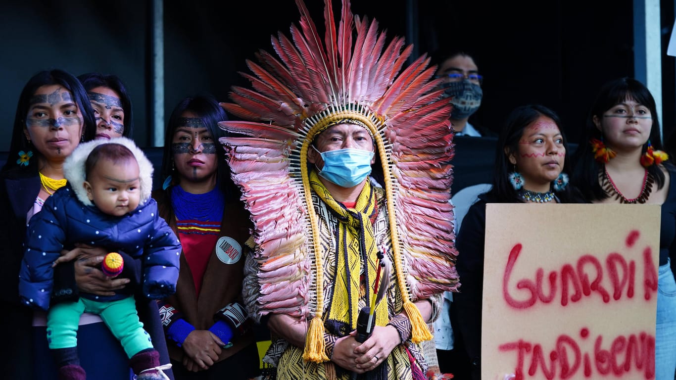 Indigene Menschen aus Brasilien bei einer Demonstration zur Weltklimakonferenz (Symbolbild): Sie hatten einen der längsten Wege nach Glasgow und haben mit am meisten zu verlieren.
