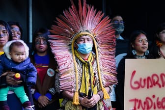 Indigene Menschen aus Brasilien bei einer Demonstration zur Weltklimakonferenz (Symbolbild): Sie hatten einen der längsten Wege nach Glasgow und haben mit am meisten zu verlieren.