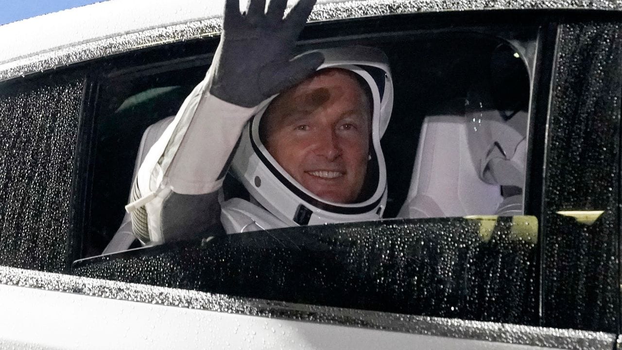Der deutsche Astronaut Matthias Maurer winkt auf dem Weg zur Startrampe.