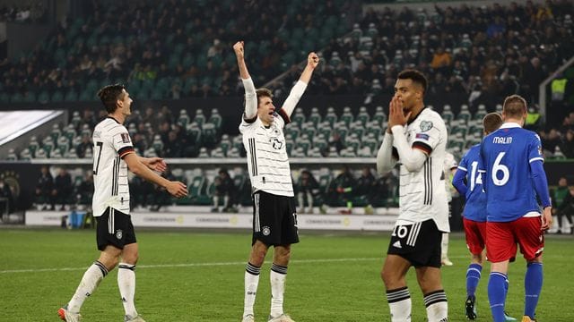 Thomas Müller (M) bejubelt sein Tor mit Florian Neuhaus (l) und Lukas Nmecha.