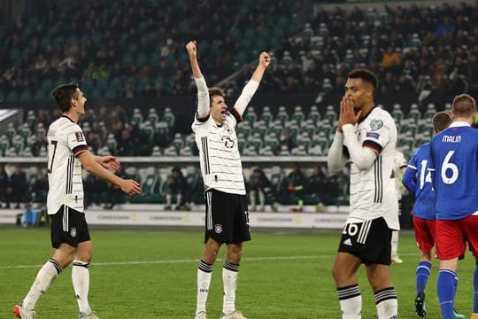 Thomas Müller (M) bejubelt sein Tor mit Florian Neuhaus (l) und Lukas Nmecha.