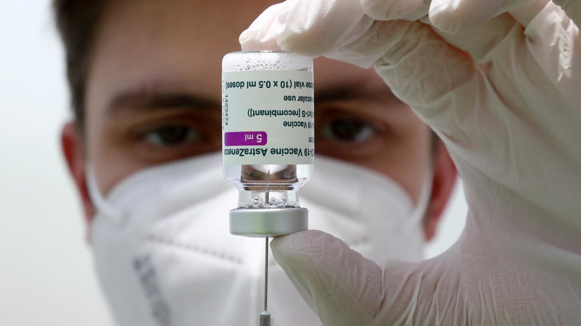 Ein Mediziner verabreicht den Impfstoff von Astrazeneca: Der britisch-schwedische Konzern hat mit dem Corona-Impfstoff eine Milliarde Euro Umsatz gemacht. Ein Mediziner verabreicht den Impfstoff von Astrazeneca: Der britisch-schwedische Konzern hat mit dem Corona-Impfstoff eine Milliarde Euro Umsatz gemacht.