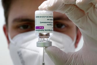 Ein Mediziner verabreicht den Impfstoff von Astrazeneca: Der britisch-schwedische Konzern hat mit dem Corona-Impfstoff eine Milliarde Euro Umsatz gemacht.
