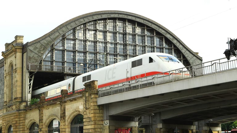 Ein Intercity-Express steht im Bahnhof Hamburg Dammtor (Archivbild): Zwei Bahnübergänge sollen erneuert werden.