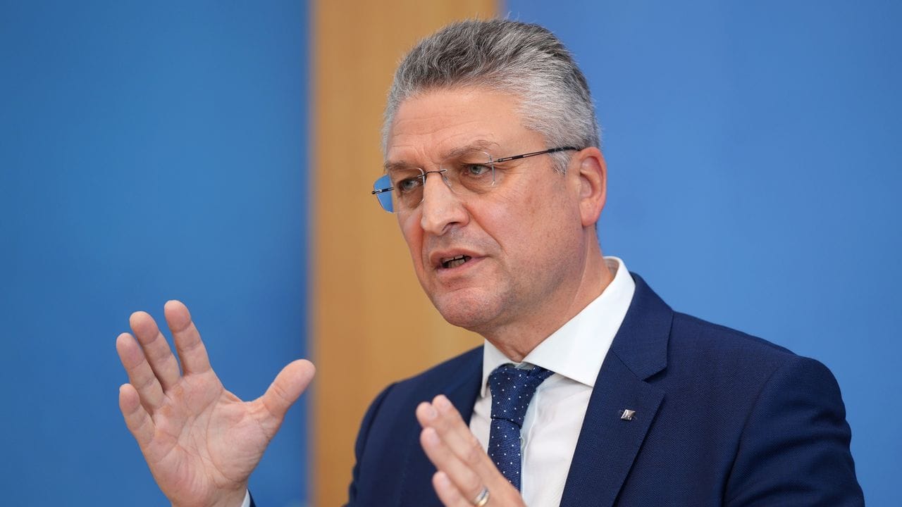 RKI-Chef Lothar Wieler äußert sich in einer Pressekonferenz u. RKI-Chef Lothar Wieler äußert sich in einer Pressekonferenz u.