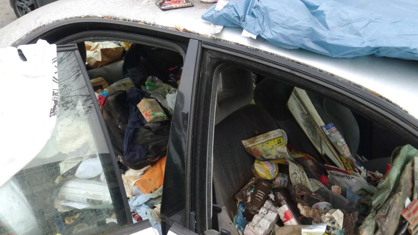Müll so weit das Auge reicht: Die Polizei musste zu einem geparkten Pkw in Dortmund ausrücken.