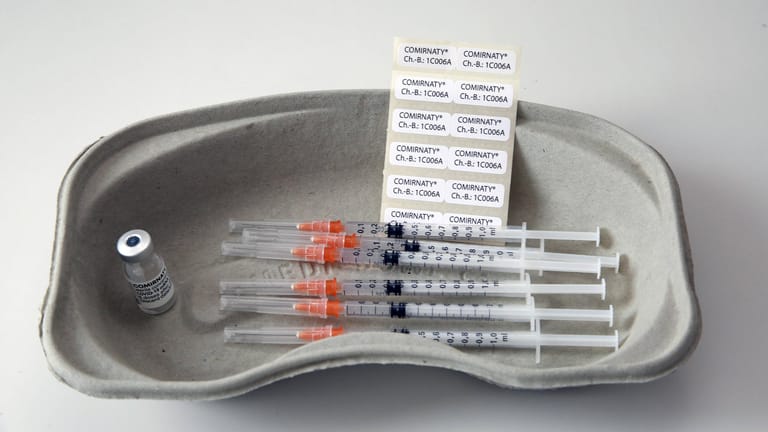 Impfstoff von Biontech: In der Praxis von Holger Röblitz gibt es gar keinen anderen Impfstoff gegen das Coronavirus.