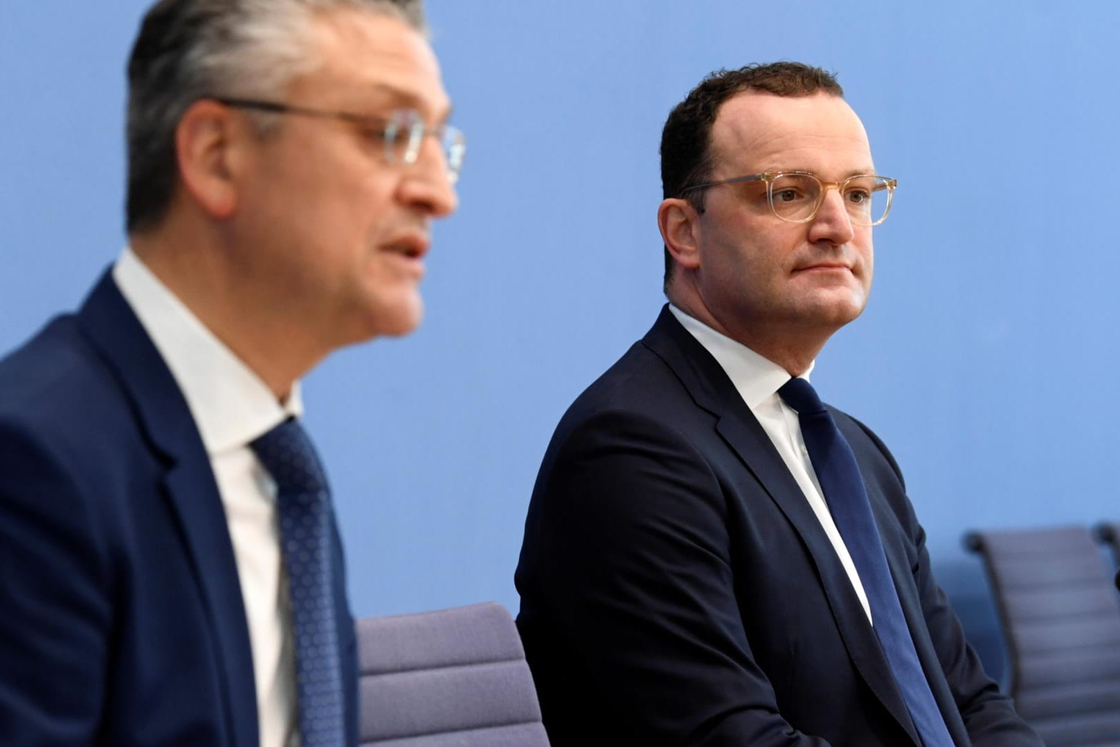 Lothar Wieler (l.) und Jens Spahn: Ab sofort informieren sie wieder wöchentlich über die Corona-Lage im Land.