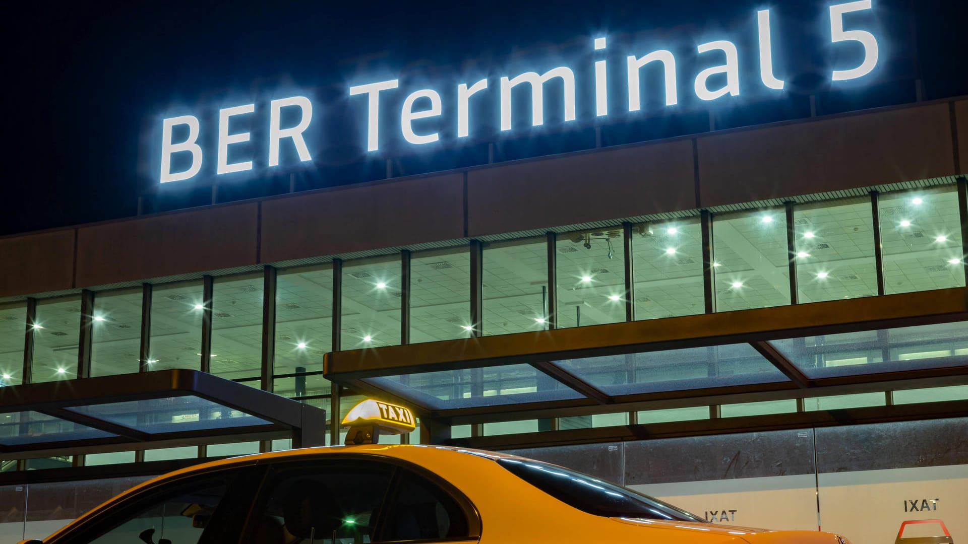 Ein Taxi steht vor dem Terminal 5 des Hauptstadtflughafens BER (Archivbild): Immer wieder werden die Streitigkeiten zwischen Taxifahrern auch handgreiflich.