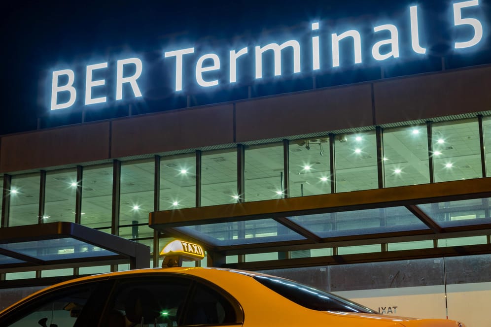 Ein Taxi steht vor dem Terminal 5 des Hauptstadtflughafens BER (Archivbild): Immer wieder werden die Streitigkeiten zwischen Taxifahrern auch handgreiflich.