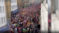 Massen feiern Karneval in Köln
