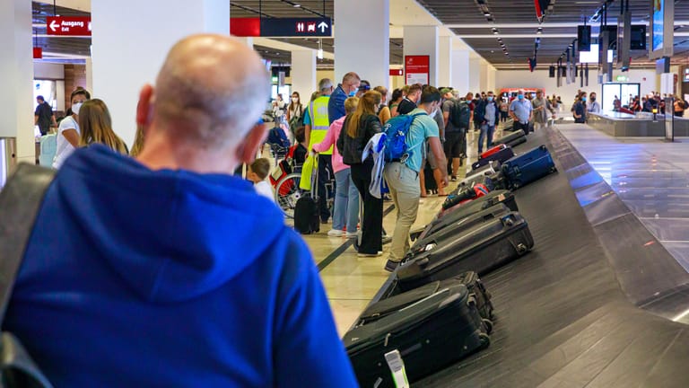 Rückreisende warten am Flughafen BER auf ihr Gepäck (Archivbild): Reisende, die am BER ankommen, müssen teils lange auf ein Taxi warten.