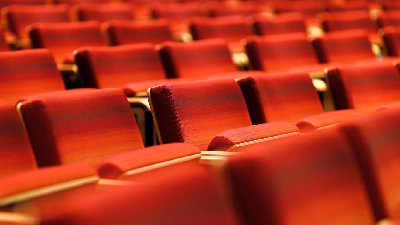 Leere Sitzreihen in einem Theater (Archivbild): Das Theater Altona rechnet alleine durch die Umstellung auf 2G nicht mit einem Einbruch der Besucherzahlen.