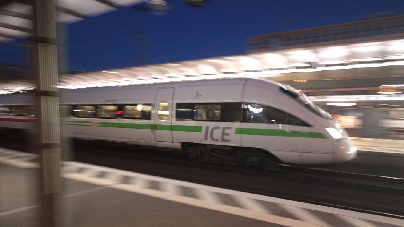 Ein fahrender ICE (Archivbild): In Kamen ist ein Mann von einem Zug erfasst worden.