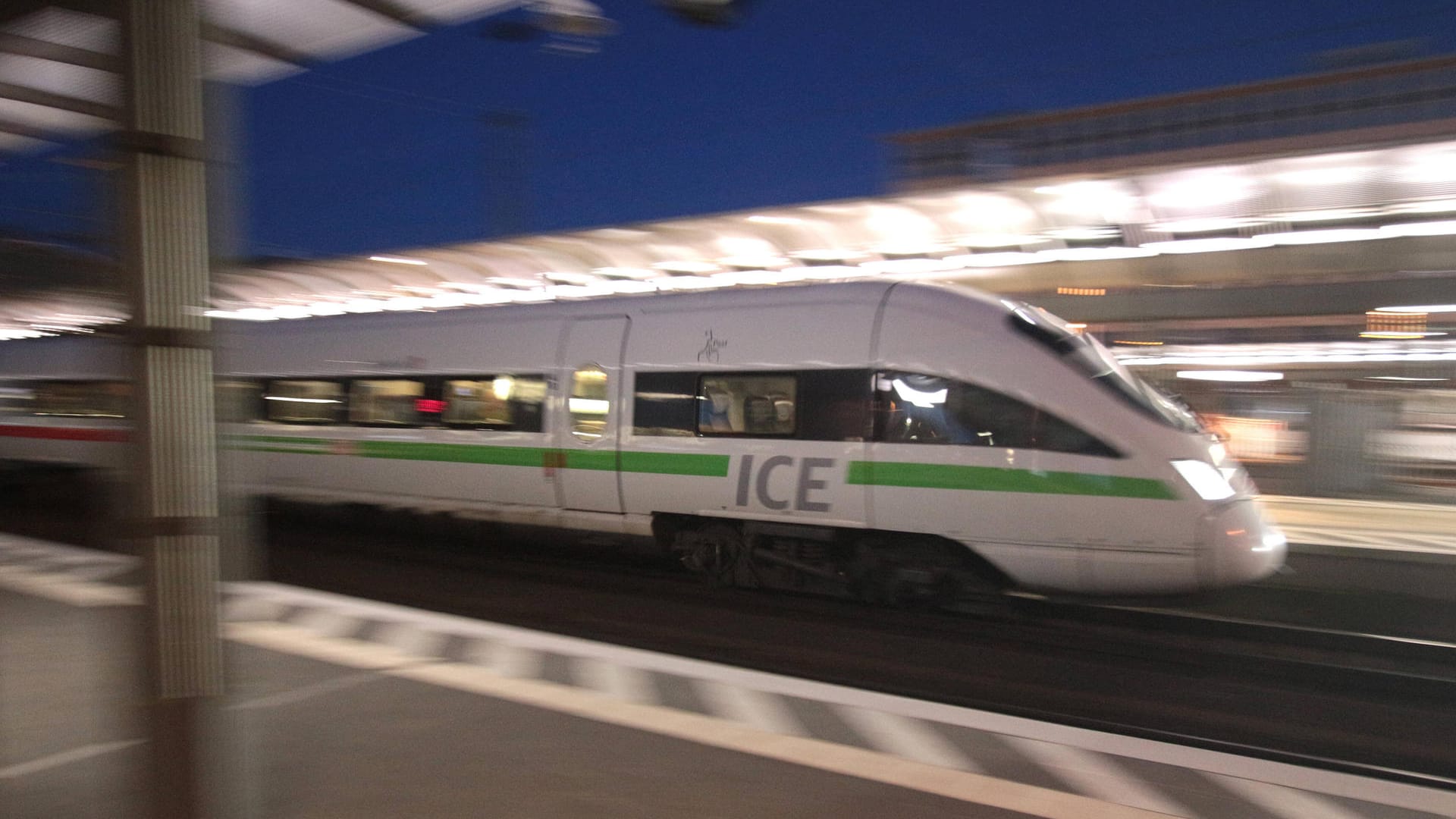 Ein fahrender ICE (Archivbild): In Kamen ist ein Mann von einem Zug erfasst worden. Ein fahrender ICE (Archivbild): In Kamen ist ein Mann von einem Zug erfasst worden.