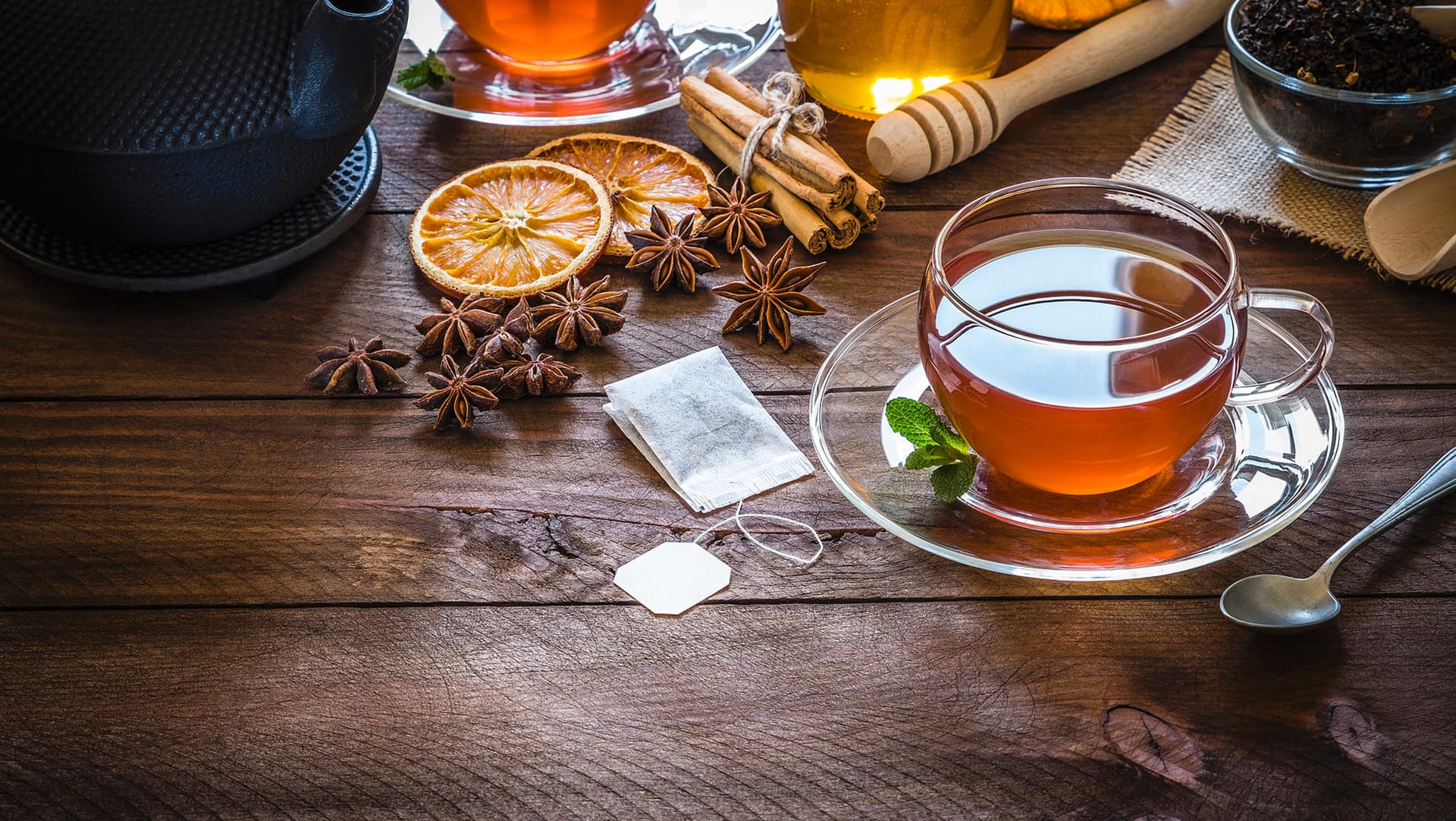 Eine Tasse mit Kräutertee: Warme Getränke wirken bei einer Erkältung wohltuend.