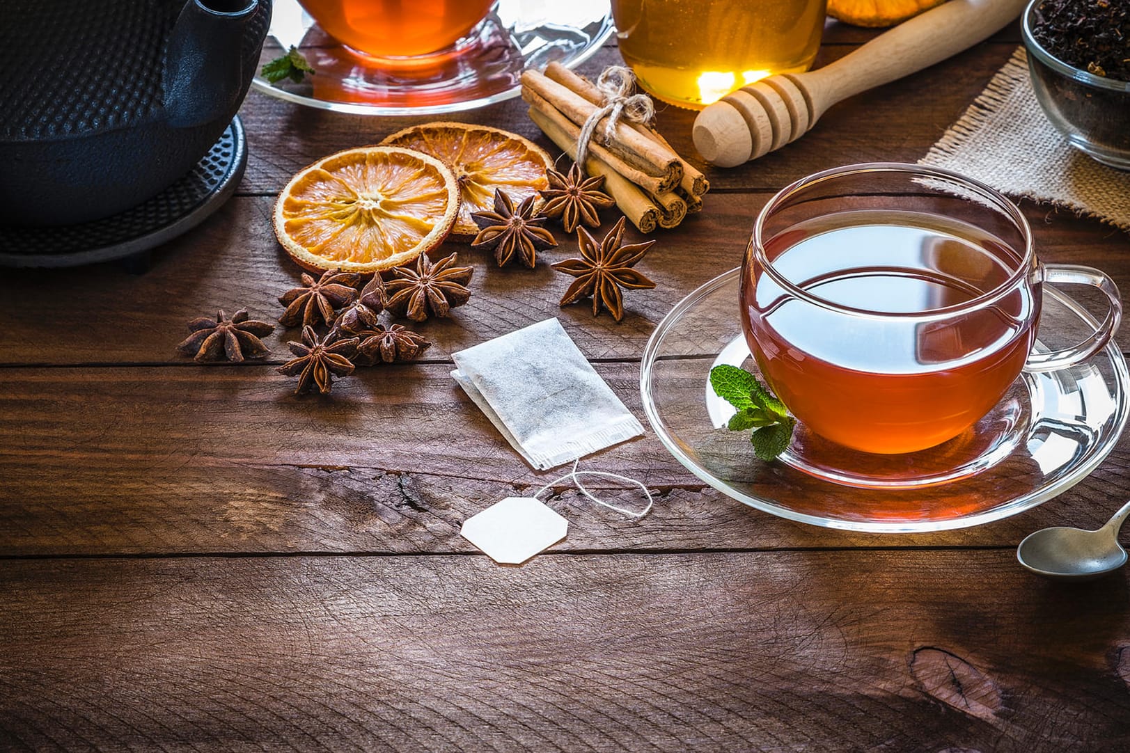 Eine Tasse mit Kräutertee: Warme Getränke wirken bei einer Erkältung wohltuend.