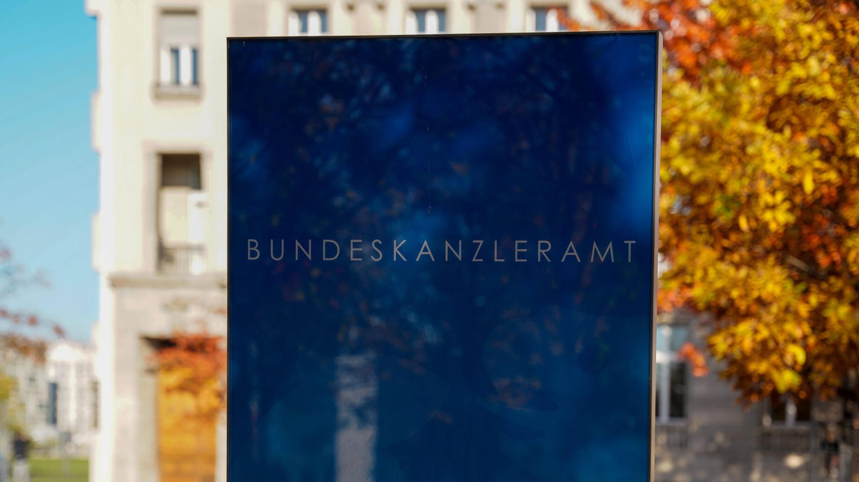 Auf einem Schild steht "Bundeskanzleramt" (Archivbild): Eine Mitarbeiterin der Berliner Generalstaatsanwaltschaft soll zum Sturm auf das Gebäude aufgerufen haben.