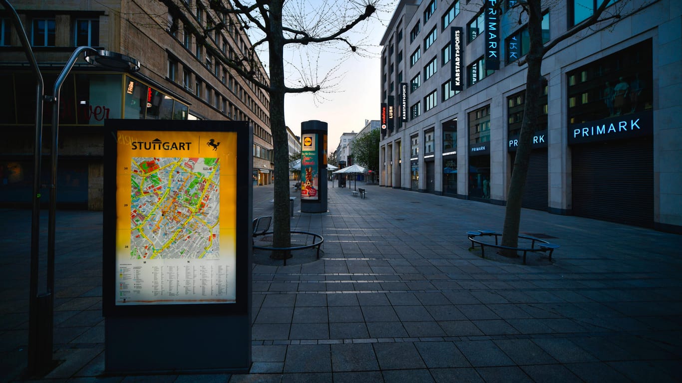 Verwaiste Einkaufsstraße in Stuttgart (Symbolbild): Laut einer Umfrage würden knapp die Hälfte der Deutschen härtere Corona-Maßnahmen positiv sehen.