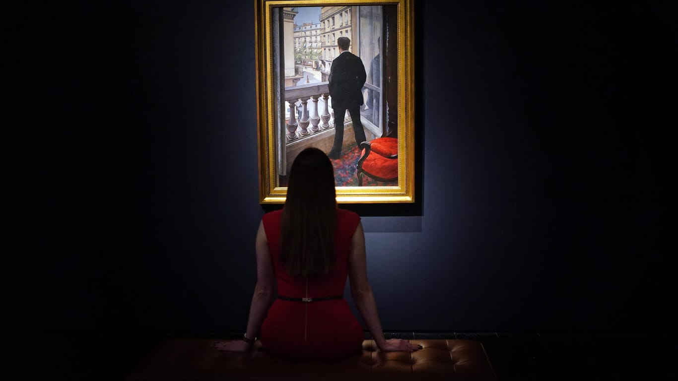Eine Museumsangestellte betrachtet den "Jungen Mann am Fenster": Rekordsumme für das Meisterwerk.