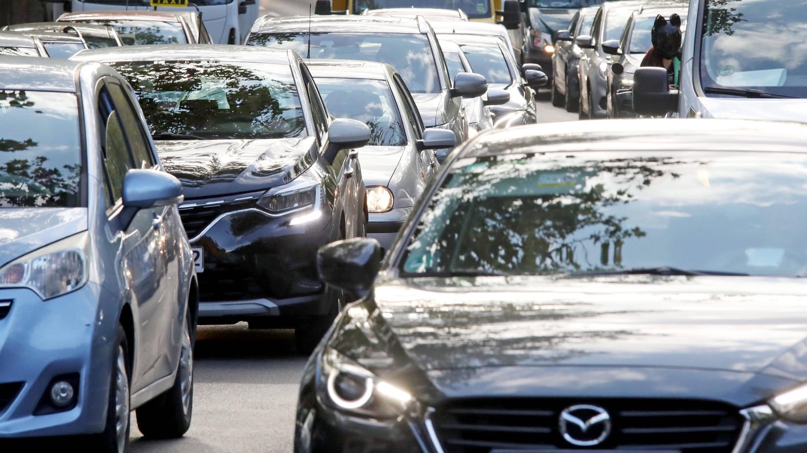 Autos reihen sich in einem Stau aneinander (Symbolbild): Die meisten Strecken können während der Baustellen nur einspurig befahren werden. Autos reihen sich in einem Stau aneinander (Symbolbild): Die meisten Strecken können während der Baustellen nur einspurig befahren werden.