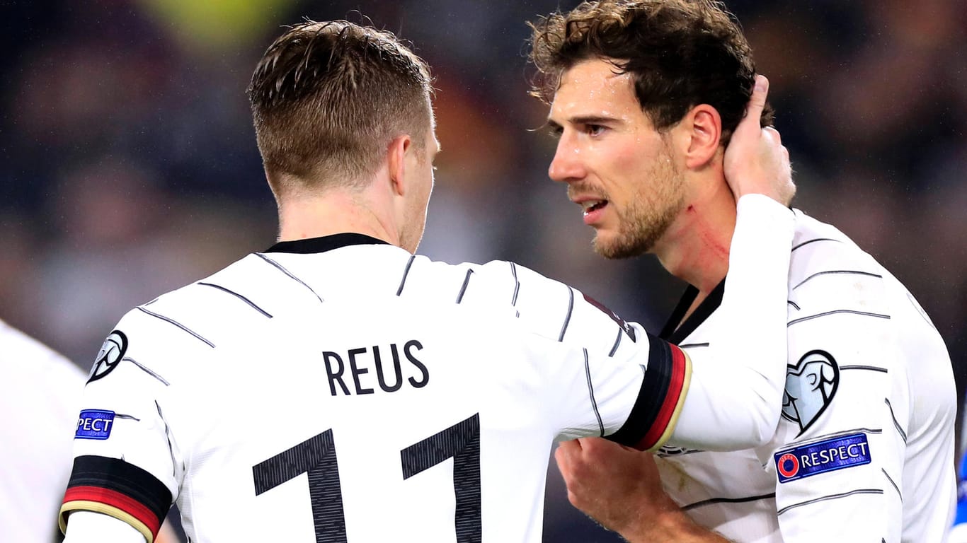Marco Reus (li.) jubelt mit Leon Goretzka: Hansi Flick verzichtet beim letzten Länderspiel des Jahres auf beide Spieler.