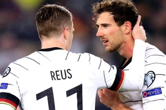 Marco Reus (li.) jubelt mit Leon Goretzka: Hansi Flick verzichtet beim letzten Länderspiel des Jahres auf beide Spieler.