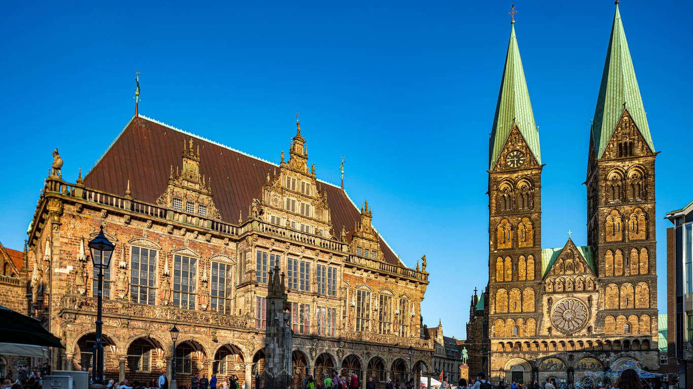 Menschen vor dem Bremen Rathaus und und dem St.-Petri-Dom am Marktplatz (Archivbild): Die Hansestadt weitet ihr Impfangebot aus.