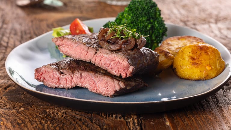 Steak auf einem Teller (Symbolbild): In dem Restaurant finden vorwiegend Weinverkostungen statt.