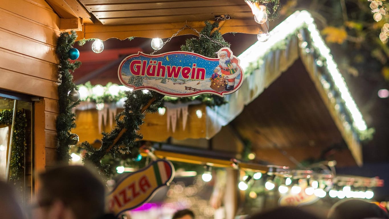 Glühweinstand auf dem Bochumer Weihnachtsmarkt 2018 (Archivbild): Im Ruhrgebiet können sich Interessierte auf Weihnachtsmärkten impfen lassen.